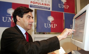 François Fillon vote sur un écran tactile, le 20 novembre 2004 à la permanence de son parti au Mans.