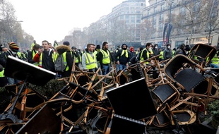 Des casseurs ont saccagé l'avenue des Champs-Elysées pendant la manifestation des "gilets jaunes"