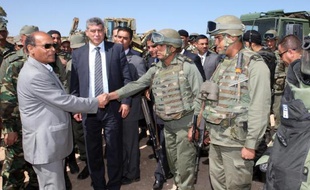 Le président Moncef Marzouki avec des soldats tunisiens lors d'une visite le 6 mai 2014 sur le mont Chaambi