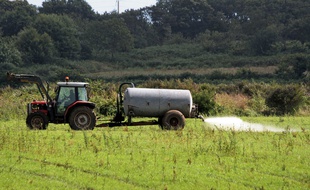 Le maire de la petite commune de Charente a pris un arrêté interdisant les pulvérisations de pesticides à moins de 50 mètres des habitations.