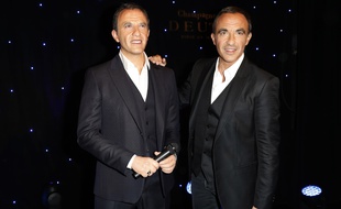 Nikos Aliagas avec son double de cire au Musée Grévin, le 7 décembre 2016.