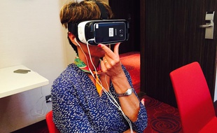 Catherine pendant l'exercice de réalité virtuelle.