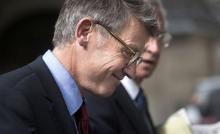 Le ministre de l'Education nationale, Vincent Peillon, a annoncé dimanche la création d'un observatoire de la violence scolaire à l'intérieur de l'Education nationale, à même d'apporter des réponses préventives, et a souhaité une évaluation des élèves "plus encourageante".