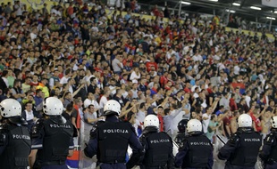 La police serbe à Belgrade lors du match entre la Serbie et l'Albanie le 14 octobre 2014.