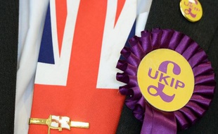 TO GO WITH STORY BY JESSICA BERTHEREAU Un participant dans un meeting de l'Upik porte une cravate aux couleurs britanniques et un logo du parti europhobe, le 26 septembre 2014 à Doncaster, dans le nord de l'Angleterre