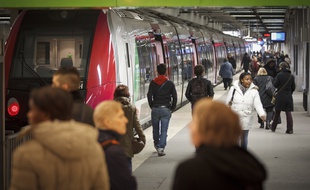 Paris le 21 mars 2013. Illustration transports regionaux RER et transiliens a la gare du Nord. trains de banlieue. Voyageurs, usagers de la SNCF et RATP.