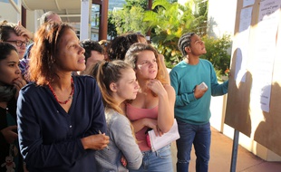 Les candidats de La Réunion découvrent leurs résultats le 5 juillet 2016.AFP PHOTO/RICHARD BOUHET