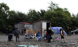 Une famille de Syriens dans le camp de Grande-Synthe en septembre 2015.