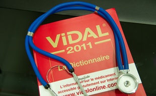 Le Vidal, bible des médecins, et un stéthoscope. Illustration.