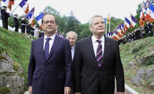 François Hollande et le président allemand Joachim Gauck lors d'une cérémonie de commémoration du centenaire du début de la première guerre mondiale à Vieil Armand dans le nord-est de la France, le 3 aout 2014