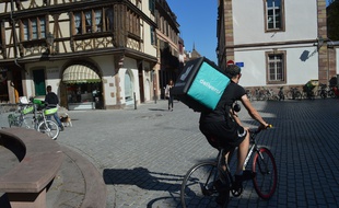 Les coursiers à vélo passent une grande partie de leur temps à l'extérieur. Illustration