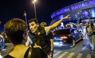 Un policier turc oriente les passagers après un attentat survenu à l'aéroport d'Istanbul, le 28 juin 2016.