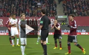 Le milieu de terrain allemand du Werder de brême Aaron Hunt fait annuler un penalty contre Nuremberg, le 8 mars 2014.