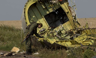 Un séparatiste prorusse sur le site du crash du vol MH17, en Ukraine, le 22 juillet 2015.