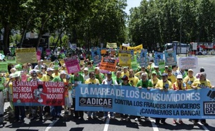 Au son des sifflets et des couvercles de casseroles, plusieurs centaines de personnes ont défilé samedi à Madrid pour dénoncer "la fraude et les abus bancaires".