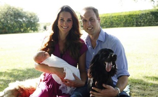 Le Prince William avec son épouse Catherine, et leur fils George, dans la demeure familiale des Middleton à Bucklebury, en Grande-Bretagne, début août 2013.