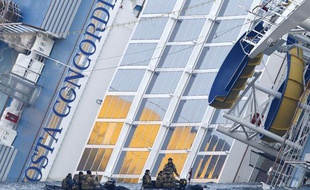 Des équipes de secouristes autour de l'épave du Costa Concordia, le 19 janvier 2012.