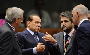 Le sommet européen de Bruxelles a offert un répit à Silvio Berlusconi en saluant ses engagements pour assainir les finances du pays, mais la fragilité politique du chef du gouvernement italien fait planer le doute sur la mise en oeuvre de ces mesures.