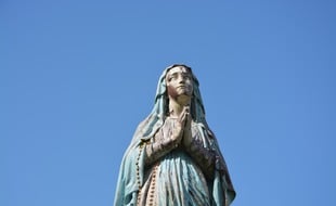 Une statue de la Vierge Marie. Illustration.