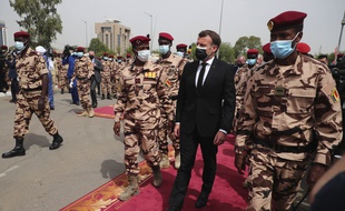 Emmanuel Macron, entouré des militaires au pouvoir au Tchad, lors de son arrivé pour les obsèques du président Idriss Déby, à N'Djamena le 23 avril 2021.