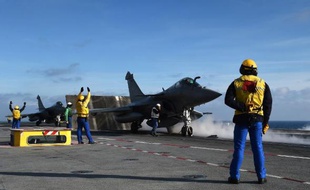 Un Rafale sur le porte-avion Charles-de-Gaulle au large de Toulon le 15 janvier 2015