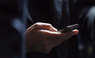 Une personne tient un téléphone