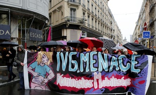 Manifestation dans les rues de Lyon contre la mise en danger du droit a l'IVG.