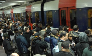 Grève nationale des transports. Le quai est saturé à la station Gare du Nord à Paris, alors qu'un RER entre dans la station, le 11 novembre 2007.