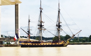 L'Hermione lors de son passage sous le pont Chaban-Delmas à Bordeaux, le 8 mai 2018.