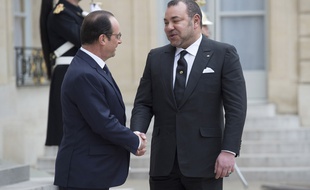 Le président français François Hollande et le roi du Maroc Mohammed VI, le 9 février 2015 devant le palais de l'Elysée.