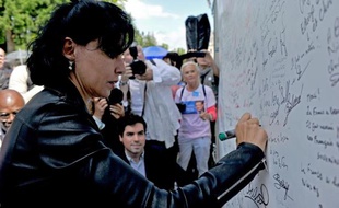 L'ancienne ministre UMP Rachida Dati apporte sa signature en soutien à l'ancien président Sarkozy, à La Ferté-Imbault, le 5 juillet 2014