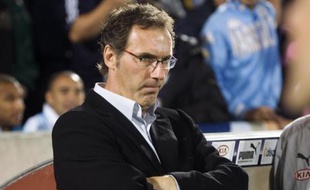 Laurent Blanc, l'entraîneur des Girondins de Bordeaux, soucieux devant la prestation de son équipe devant l'olympique de Marseille, le 13 septembre 2008.