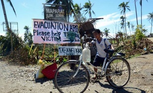 Des familles de rescapés mendiaient pour un peu de nourriture dans le sud des Philippines dimanche, quatre jours après le passage meurtrier du typhon Bopha, revenu sur le nord du pays ce week-end, affaibli mais accompagné de pluies violentes.
