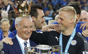 Claudio Ranieri célèbre le titre de Leicester, avec Kasper Schmeichel, le 07 mai 2016.