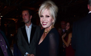 Joanne Lumley avec sa coupe de champagne