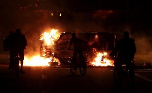 Des manifestants ont brûlé lundi soir deux camions et au moins un autobus, sur une autoroute de Sao Paulo, en représailles à la mort d'un adolescent tué dimanche par un policier