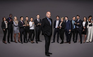 Bruno Bonell entouré des 14 candidats de «The Apprentice»