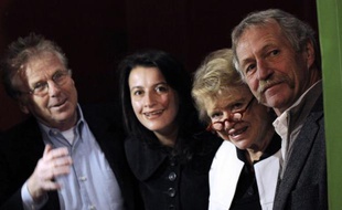 Eva Joly, la candidate écologiste à l'Elysée, entourée de Daniel Cohn-Bendit, Cécile Duflot et José Bové, a tenté lundi de "redonner du souffle" à une campagne qui patine, avec des sondages toujours sans aucun relief à douze semaines du premier tour