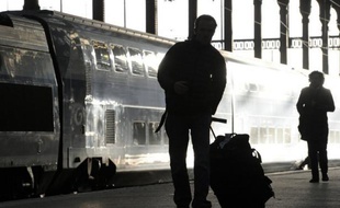 Quelque 10.500 voyageurs sont arrivés dans la capitale après la fermeture du métro. Pour qu'ils soient ramenés chez eux, des messages ont été envoyés aux taxis, informant que "près de 8.000 personnes" débarquaient mardi entre 01H00 et 03H00 gare Montparnasse, et 2.500 entre 02H00 et 03H00 gare de Lyon, selon une journaliste de l'AFP.