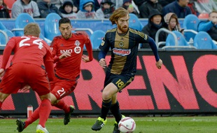 Philadelphia Union's Fernando Aristeguieta (18) works the ball around Toronto FC's Jonathan Osorio (21) and Damien Perquis (24) during first-half MLS soccer game action Saturday, Oct. 3, 2015, in Toronto. (Jon Blacker/The Canadian Press via AP) MANDATORY CREDIT/JCB102/949640524236/MANDATORY CREDIT/1510040104