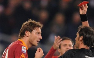 Les nerfs de Francesco Totti, le bouillant attaquant de l'AS Rome, ont lâché samedi soir lors du match contre Lecce (2-0), en championnat d'Italie, illustrant la fébrilité du club et de son emblématique capitaine en ce début de saison.