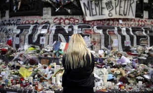 Une femme rend hommage aux victimes des attentats du 13-Novembre, le 17 novembre 2015.