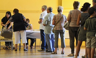 Illustration d'un scrutin, d'électeurs sur le point de voter, le 17 juin 2012 à Arles.