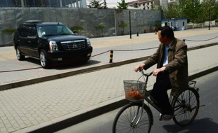 Un 4x4 Cadillac exposé chez un concessionnaire à Pékin, en mai 2013