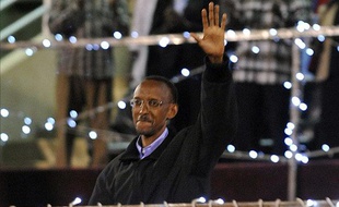 Paul Kagame célébrant sa presque victoire aux présidentielles, le 10 aout 2010, au stade Amahoro