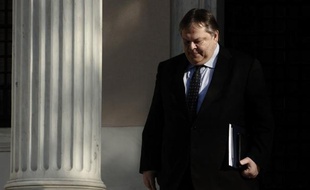 Le gouvernement grec et ses créanciers privés joueront une partie serrée mercredi ou jeudi en tentant de trouver un accord d'effacement de dette, après la théâtrale suspension des négociations vendredi, suscitée par une initiative du FMI et de Berlin pour alléger le fardeau des Grecs.