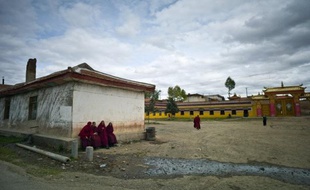 Des Tibétains arrêtés par les forces de l'ordre chinoises ont été exhibés avec des pancartes au cou indiquant leurs noms et les crimes dont ils sont accusés, selon des photos publiées samedi par l'organisation Free Tibet.