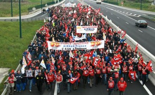 Les salariés d'Airbus ont manifesté sur la rocade toulousaine.