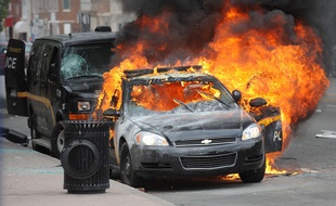Une voiture de police brûle, le 27 avril 2015, lors des émeutes à Baltimore