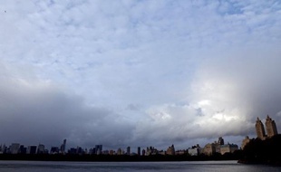 Y-a-t-il un lien entre changement climatique et cyclones ? Ce sujet complexe est l'un des plus âprement discutés entre climatologues dont le groupe d'experts de référence, le Giec, a néanmoins jugé "probable" que les ouragans soient plus puissants au cours du XXIè siècle.